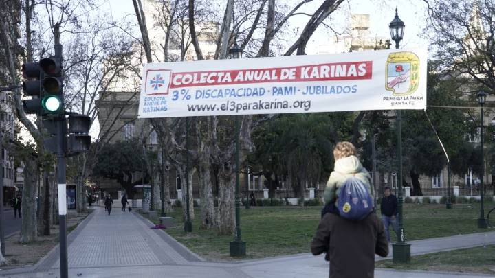 Quiénes están detrás de los pasacalles sobre Karina Milei y las coimas que inundaron Rosario