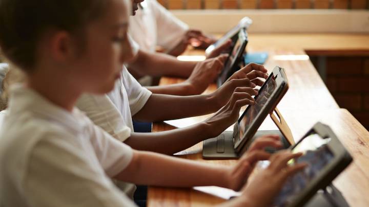 "Funcionan como sectas": la Justicia de Aragón alerta sobre grupos digitales que promueven trastornos entre menores