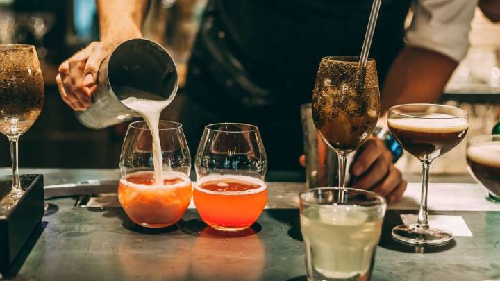 El mejor bar del mundo llega a Chile con su coctelería: ¿Dónde estará y cuándo probar sus tragos de autor?