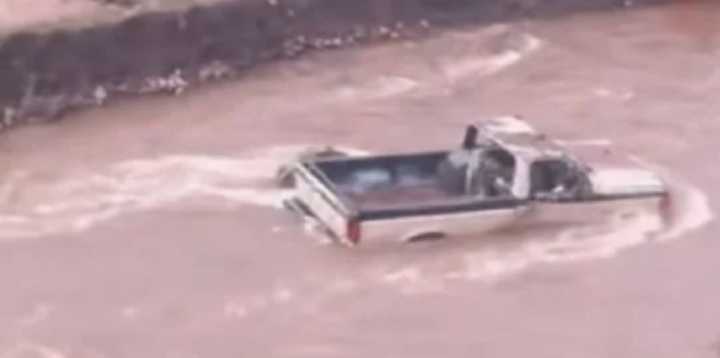 Mueren dos mujeres tras intentar cruzar en camioneta por la corriente de un río en Durango