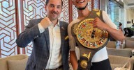 Isaac del Toro recibe cinturón conmemorativo del CMB antes del mundial