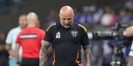 Sampaoli volvió al Atlético Mineiro y en su debut fue eliminado en el clásico por la Copa Brasil: la furiosa reacción