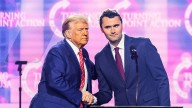 Tras la muerte de Charlie Kirk, Trump apuntó contra la "izquierda radical" y la acusó de comparar a estadounidenses "con nazis y los peores asesinos en masa"