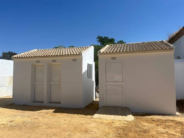 El Cementerio Municipal de Beas mejora sus instalaciones con baños públicos accesibles