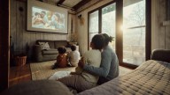 Que tu hijo no vea este mini proyector con rotación 360º: no dejará de pedírtelo hasta que lo compres