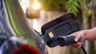 ¿Qué pasa si conecta un carro eléctrico a una toma de la casa?