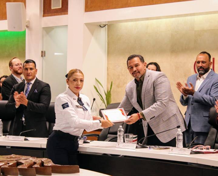 Entregan Reconocimiento al Mérito en el Servicio Público 2025 a policía vial