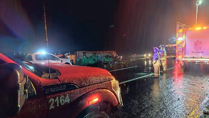 Tractocamión limonero se vuelca en la Morelia