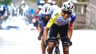 Casi hay tragedia en victoria de Egan Bernal; graban a sujeto que se le atravesó en la meta