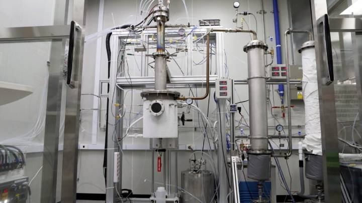 Hydrogen-Powered Plasma Torch Decimates Plastic Waste in a Blink