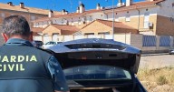 El sorprendente hallazgo de estos guardias civiles al abrir el maletero de un Mercedes: «Están vivos»