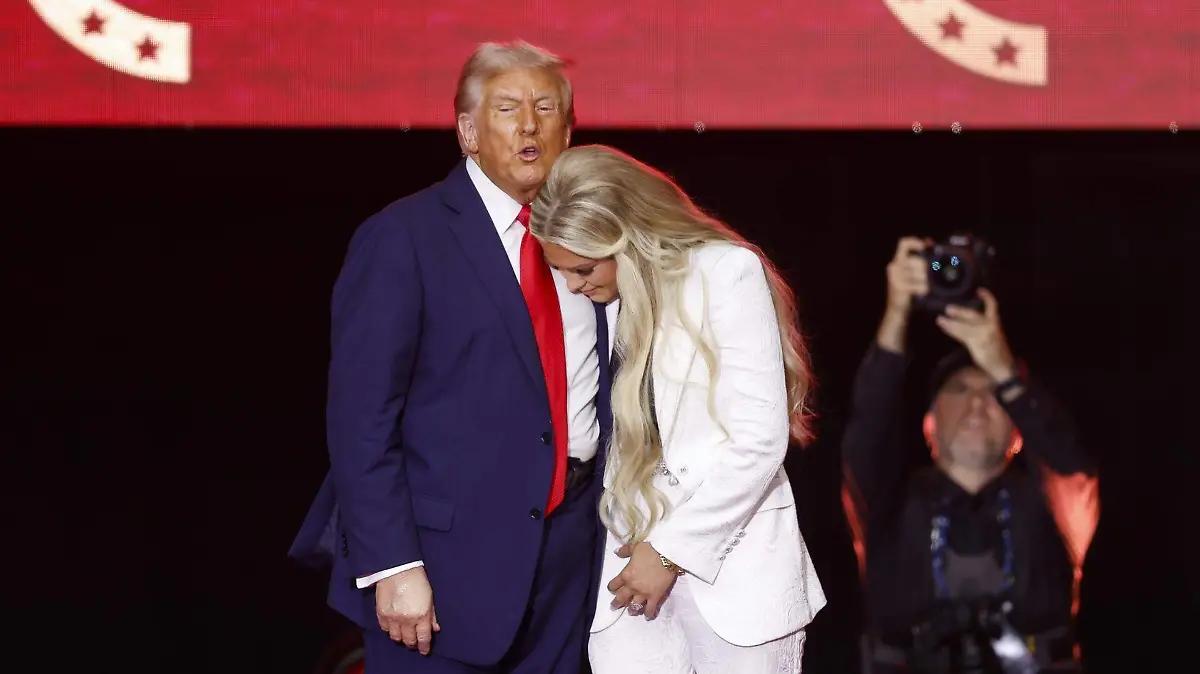 Trump encabeza homenaje a Charlie Kirk ante miles de seguidores