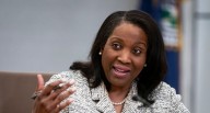 Fallo contra Trump: gobernadora de la Fed, Lisa Cook, seguirá en su cargo por ahora
