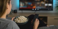 Cómo maratonear series puede influir en la salud mental y cognitiva, según la ciencia