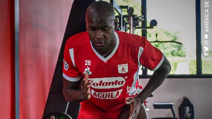 ¿Le salió competencia al ‘Tino’ Asprilla? Compañeros de Víctor Ibarbo se sorprendieron al verlo en la ducha