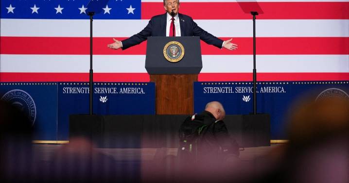 Trump llama a la cúpula militar de EU a vigilar al "enemigo interno"