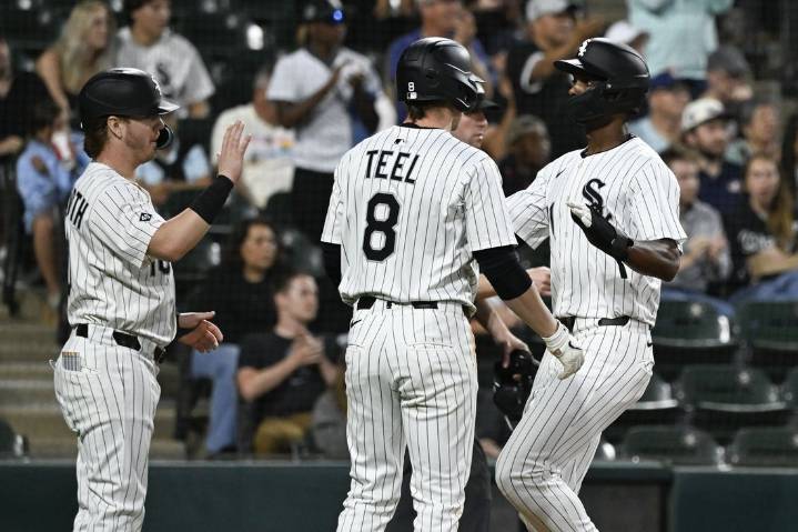 Deadspin | White Sox hold off Rays rally to even series