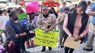 Con banda y bloqueos, familiares de músicos detenidos protestan en los Juzgados de Toluca
