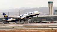 Azafatas con poca ropa o billetes gratis por llevar traje de baño: las locuras más extravagantes de Ryanair