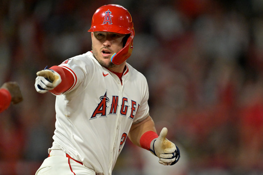 Mike Trout pega dos jonrones y Angelinos dejan a Astros al borde de la eliminación con triunfo 4