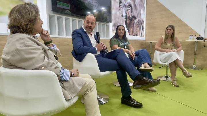 Consejero extremeño de Mundo Rural: "La mujer cazadora es doblemente perseguida, por urbanitas y por ecologistas radicales"