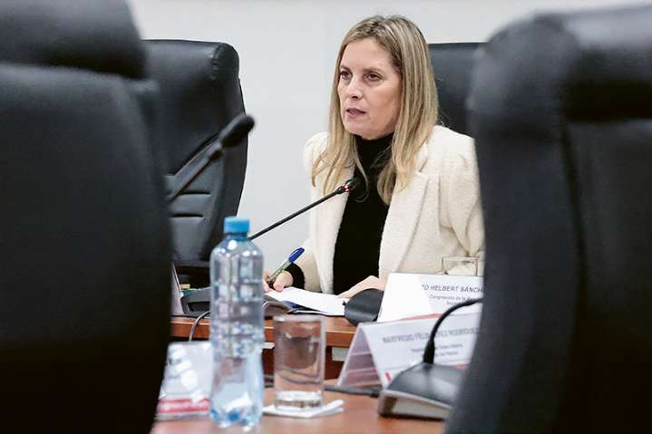 María del Carmen Alva responde a críticas y defiende la reforma integral del sistema de pensiones