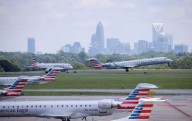 Hallan muerto a polizón en el hueco de la rueda de un avión de American Airlines