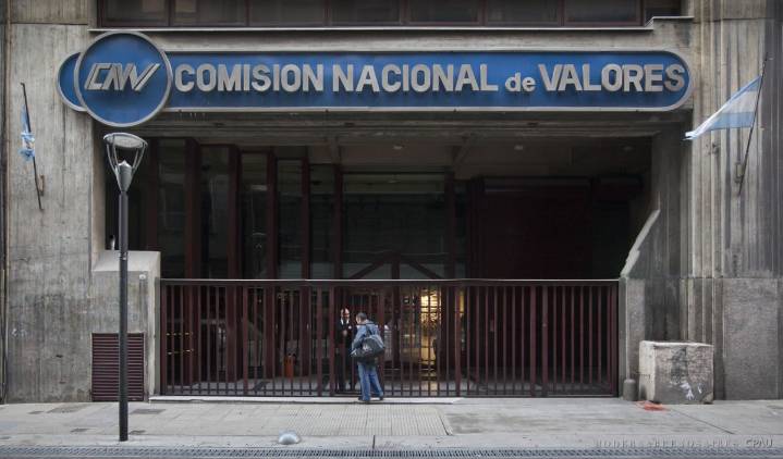 El Gobierno de Milei bloqueó la compra de dólares con cartera propia de brokers