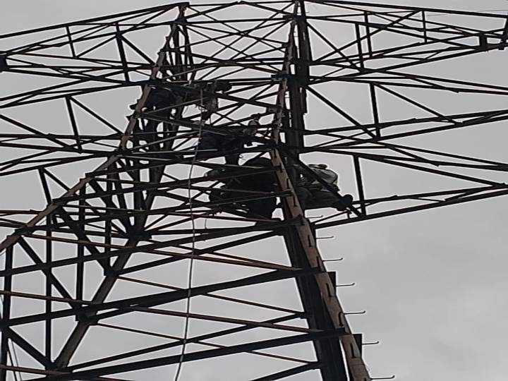 Rescatan a hombre que subió torre de alta tensión en Ecatepec