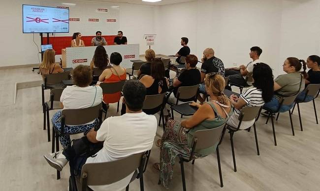 Trabajadores de Comercio de Motril muestran su rechazo a la implantación de la Zona de Gran Afluencia Turística y no descartan movilizaciones
