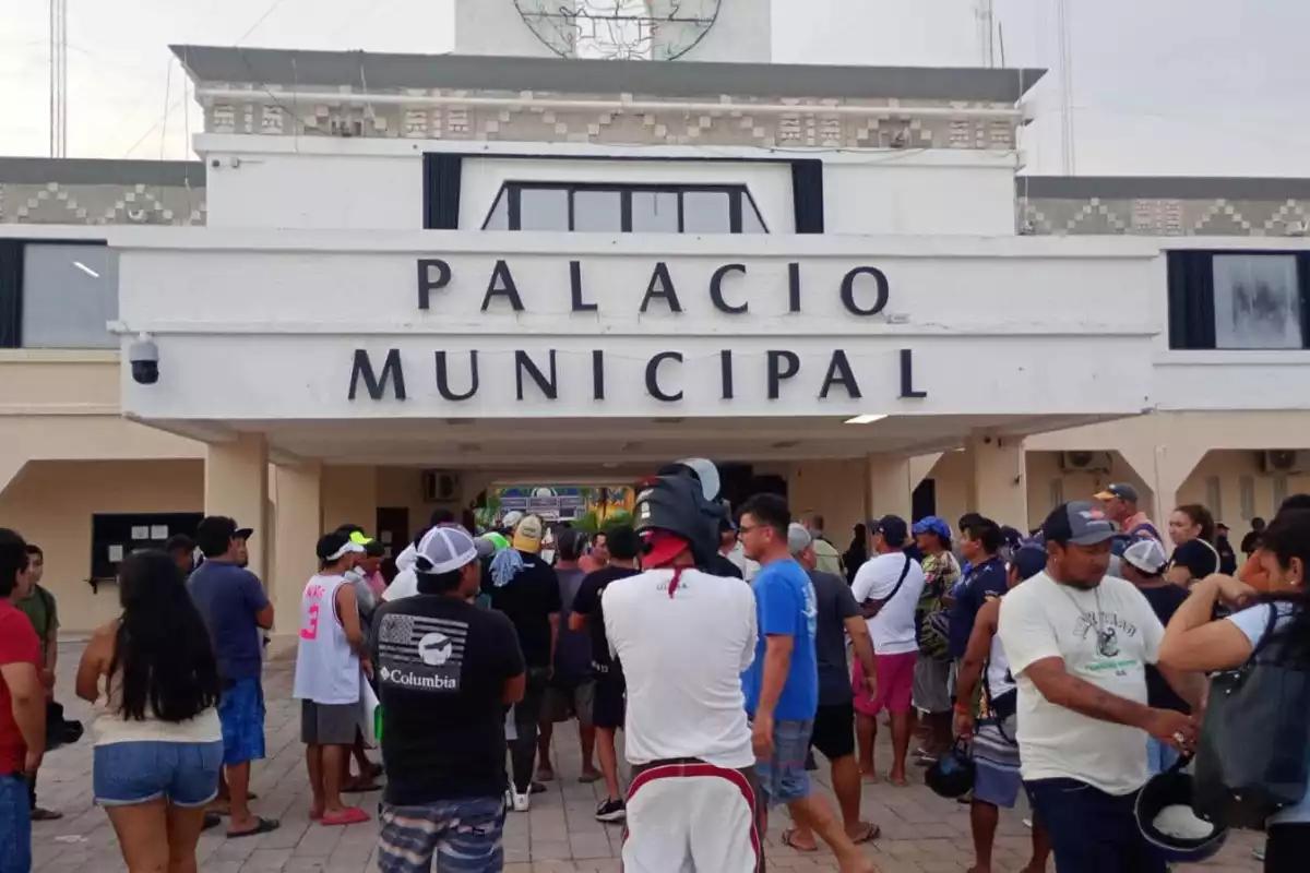 Suspenden de sus labores a cinco agentes de la SSC, implicados en el fallecimiento del pescador en Playa del Carmen