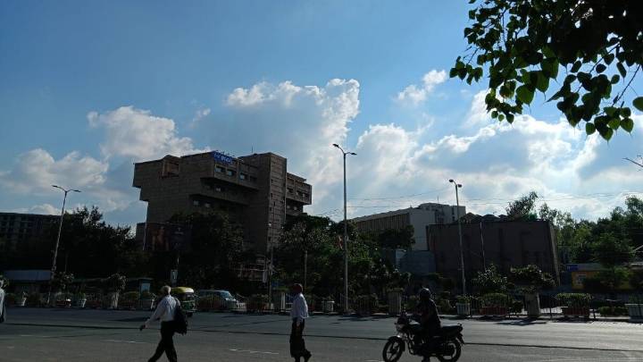 Mainly clear sky in Delhi, AQI in moderate category