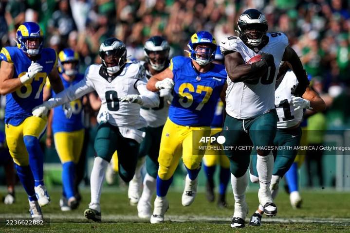 Una heroicidad de Davis rescata a Eagles; Chiefs logran primera victoria