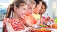 Del plato al cubo: los comedores escolares desperdician 100 kilos de comida a la semana