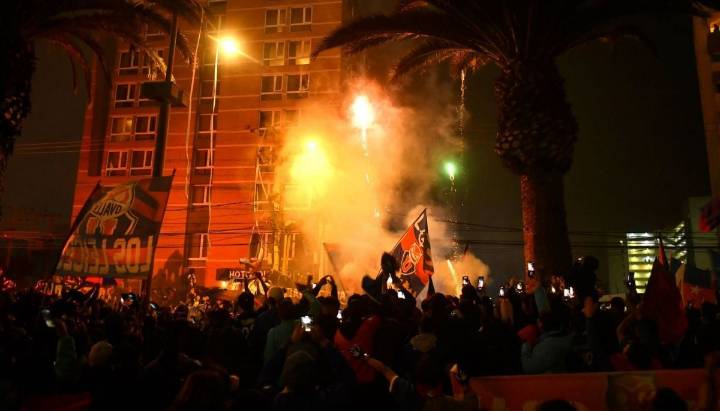 "Otra vez los hinchas de la U. de Chile": Prensa argentina reacciona tras graves incidentes