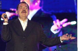 Hospitalizan por neumonía  a Julio Preciado