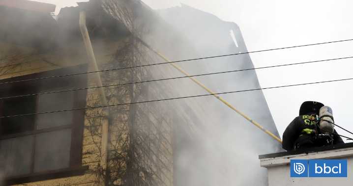 Cuatro casas afectadas, dos consumidas por completo, deja incendio en cerro Playa Ancha de Valparaíso