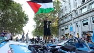 Manifestantes en pro de la causa palestina toman circuito de la Vuelta a España
