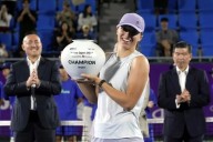 Iga Swiatek viene de atrás para coronarse en Corea