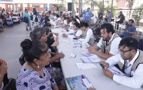 Entregan tarjetas de pensión Bienestar a mujeres mayores de 60