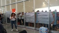 Docentes del CONALEP protestan durante visita de Claudia Sheinbaum en SLP
