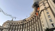 Rusia lanza su mayor ataque aéreo contra Ucrania e incendia el edificio del Gobierno