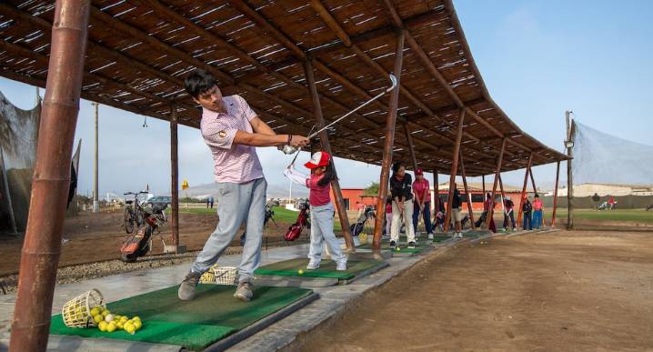 Golf peruano: el proyecto de la Federación Peruana en San Bartolo con menores y la necesidad de que llegue agua para hacer una cancha pública para todos