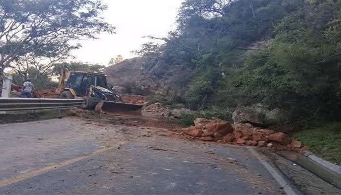 Gobierno del EdoMéx atiende derrumbe en la carretera Ixtapan