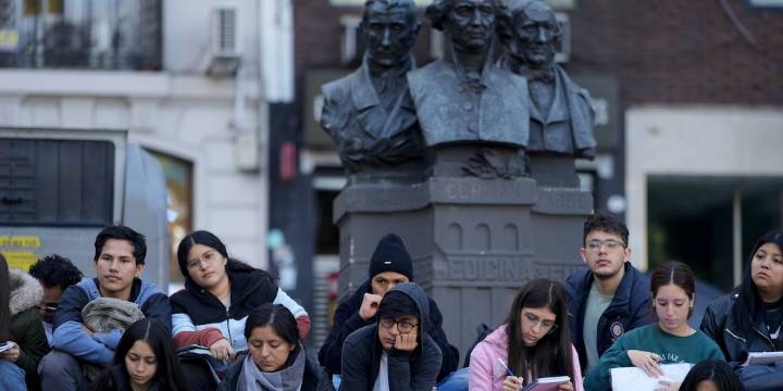 Estudiar sirve: los argentinos con título universitario tienen salarios más altos y menor desempleo