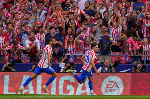Álvarez anota dos goles y Atlético golea 5-2 al Real Madrid en el derbi madrileño