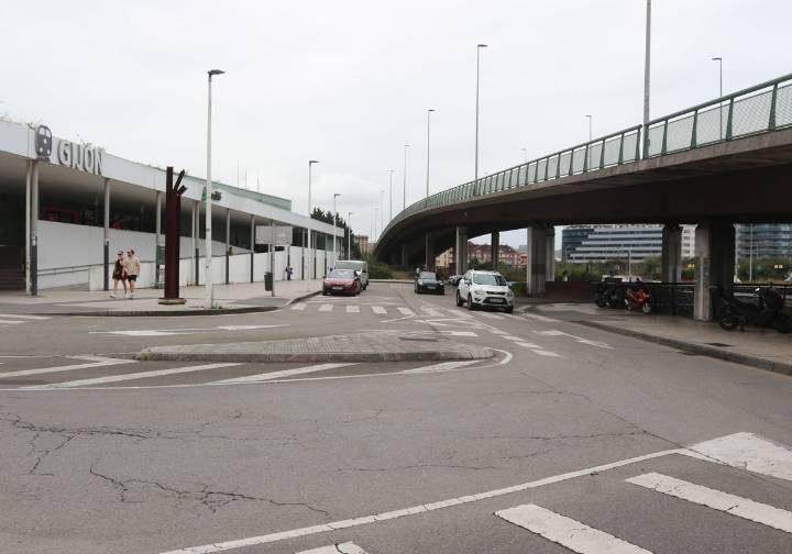 En libertad con cargos el detenido por apuñalar a un joven en Gijón