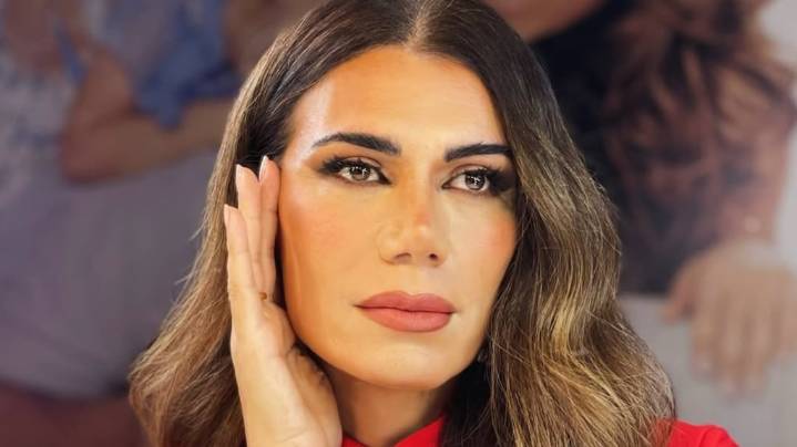 Flor de la V mostró dos opciones de looks y marcó tendencia: traje rojo y vestido blanco
