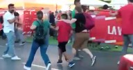 Niños que querían disfrutar de La Vuelta huyen asustados ante las protestas