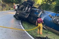 ¡Otra volcadura de pipa de gas LP! Cierran carretera Teziutlán
